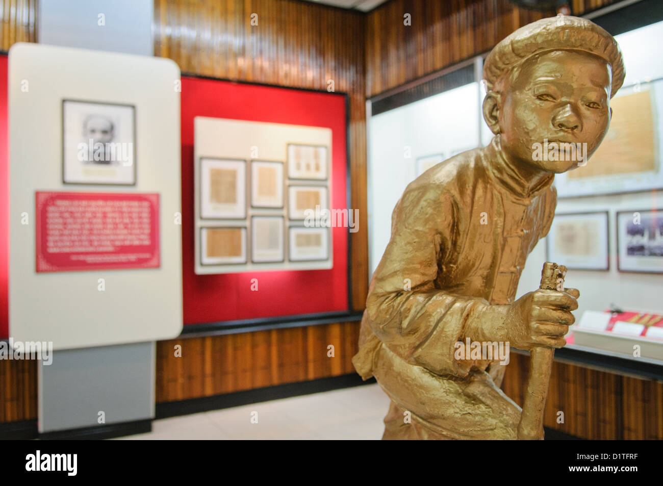 HANOI, Vietnam - Statue und ausstellen. Das Museum der Vietnamesischen Revolution in der Tong Dan Gegend von Hanoi, nicht weit vom Hoan Kiem See, wurde 1959 gegründet und ist mit der Geschichte der sozialistischen Revolutionären Bewegung in Vietnam gewidmet. Stockfoto