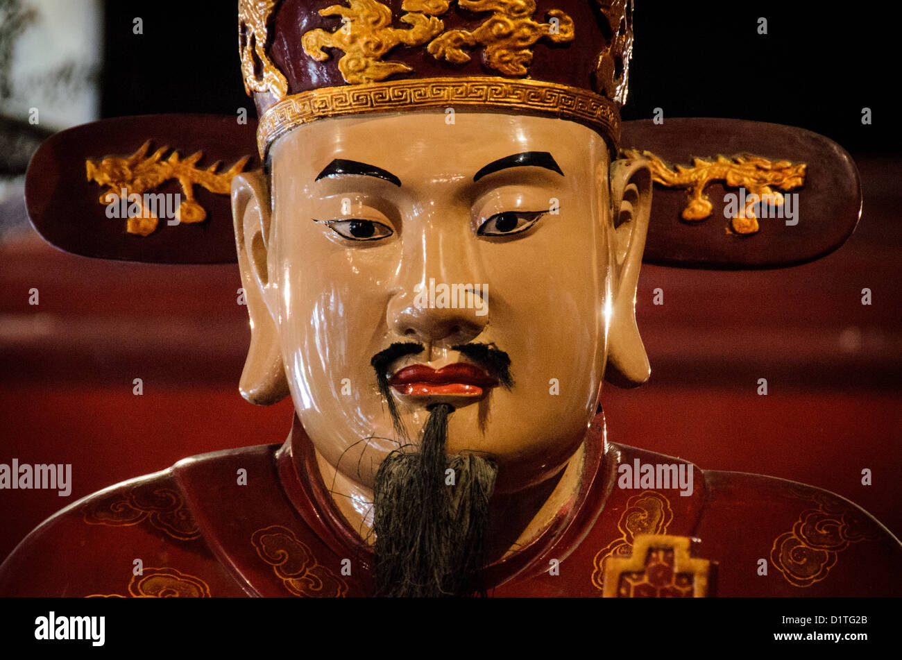 HANOI, Vietnam – Eine Statue von Tang Tu, einem einflussreichen Schüler von Konfucious, in einer der Pagoden des Literaturtempels in Hanoi. Der Tempel der Literatur in Hanoi, Vietnam, ist ein dem Konfuzius gewidmetes Lern- und Wissenschaftszentrum und wurde 1070 gegründet. Der Tempel wurde 1070 erbaut und ist einer von mehreren Tempeln in Vietnam, die Konfuzius, Weisen und Gelehrten gewidmet sind. Stockfoto