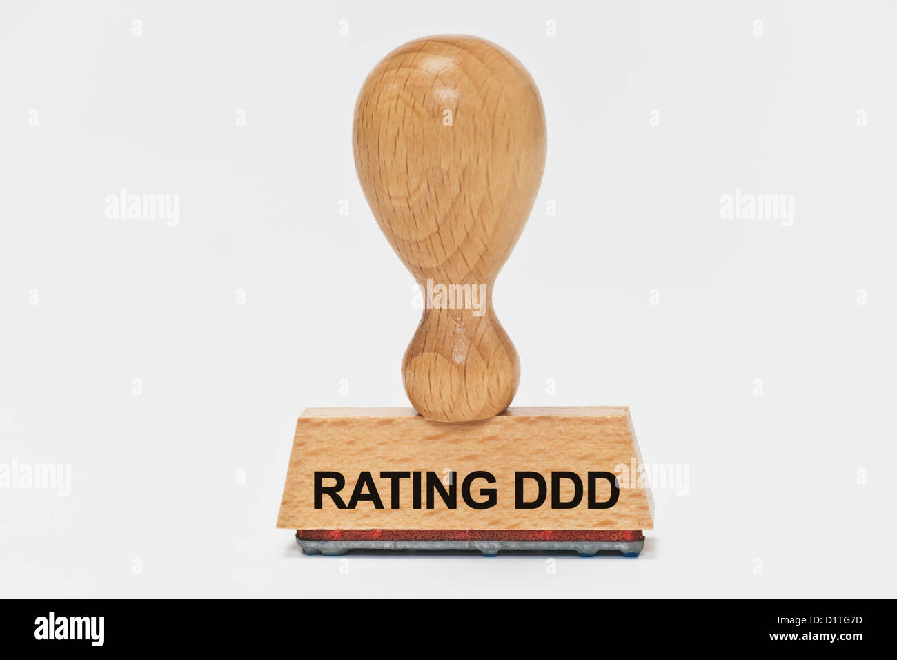 Detail-Foto von einem Stempel mit der Aufschrift Rating DDD plus, Hintergrund weiß Stockfoto