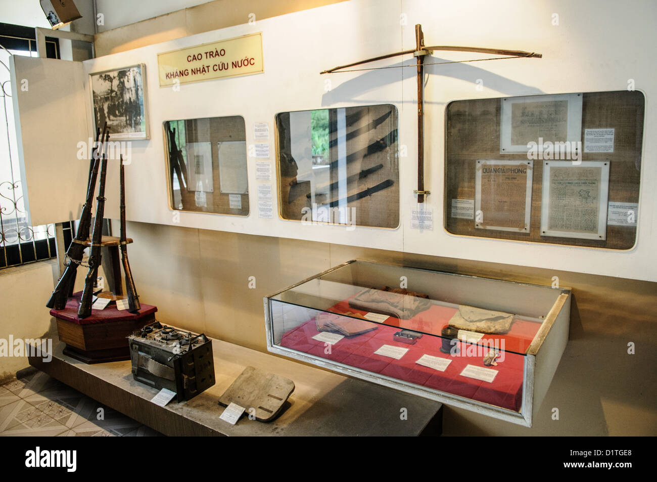 Vietnam Military History Museum World war II Exhibit Hanoi // HANOI, Vietnam — eine Ausstellung im Vietnam Military History Museum zeigt Artefakte des vietnamesischen Widerstands gegen japanische Streitkräfte zwischen 1944 und 45. Die Widerstandsbewegung entstand als Teil des größeren Konflikts im Zweiten Weltkrieg in Südostasien, als japanische Truppen von 1940 bis 1945 Französisch-Indochina besetzten. Das 1956 gegründete Vietnam Military History Museum dient als primäres Archiv für militärische Artefakte und Dokumente über die verschiedenen Konflikte Vietnams. Das Museum beherbergt umfangreiche Sammlungen Stockfoto
