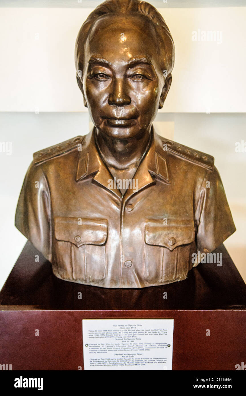 Vo Nguyen Giap Bronzebüste Vietnam Military History Museum Hanoi // HANOI, Vietnam — Eine Bronzebüste von General Vo Nguyen Giap wird im Vietnam Military History Museum in Hanois Bezirk Ba Dinh ausgestellt. Giap diente als Kommandeur der vietnamesischen Streitkräfte während des Ersten Indochina-Krieges und des Vietnamkriegs und führte die Vietnamesen 1954 zum Sieg bei Dien Bien Phu. Das 1956 gegründete Museum beherbergt umfangreiche Sammlungen, die Vietnams Militärgeschichte von der Antike bis hin zu modernen Konflikten dokumentieren. Giap, bekannt als das „Rote Napoleon“, gilt weithin als einer der größten Militärstrate Stockfoto