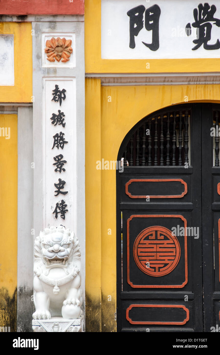 HANOI, Vietnam – Muster eines kunstvollen Tors an der Einsäulenpagode neben dem Ho-Chi-Minh-Museum im da Binh-Viertel von Hanoi, Vietnam. Stockfoto