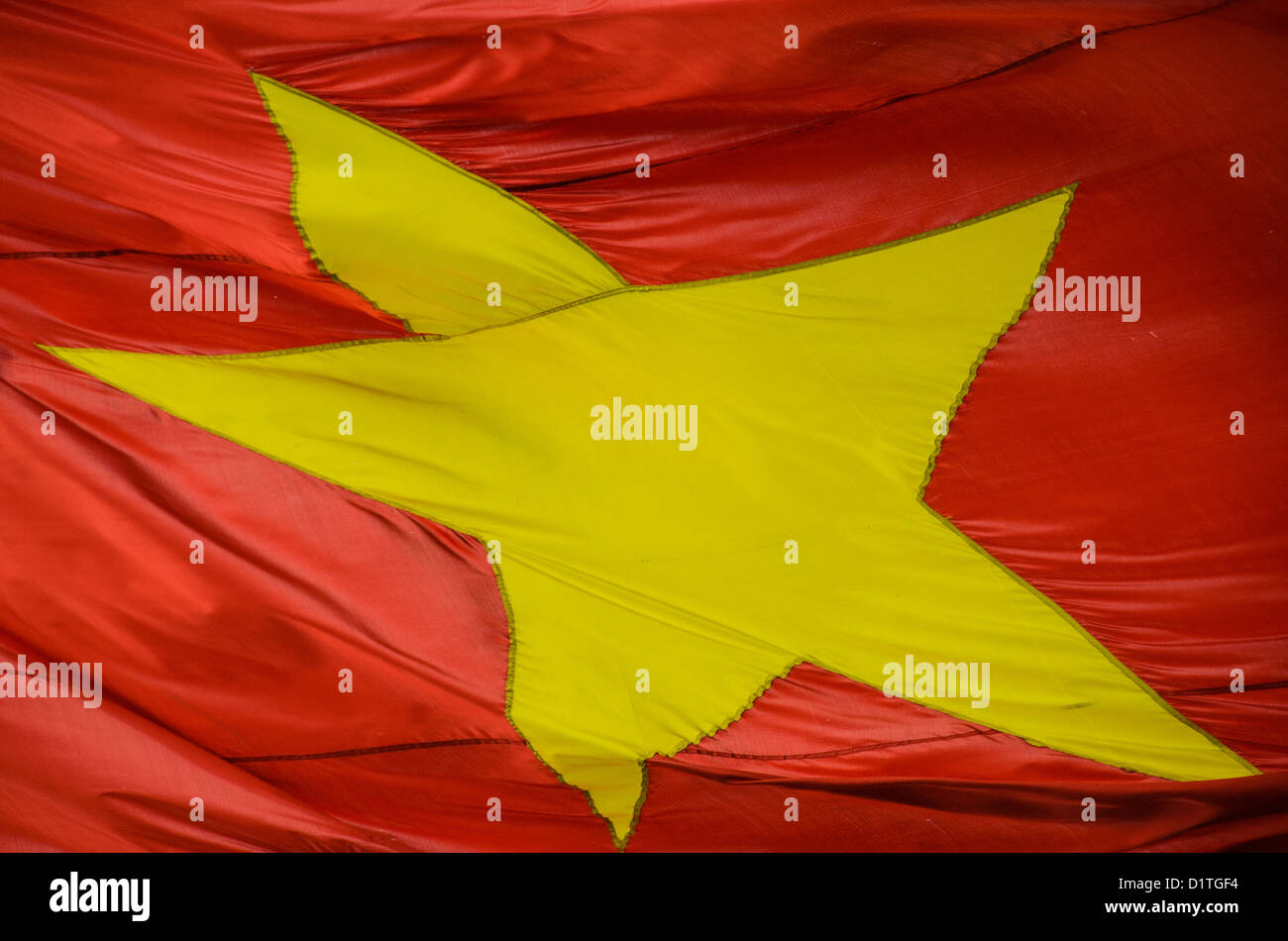 Vietnamese Flag Gold Star Detail Hanoi Vietnam // HANOI, Vietnam — Nahaufnahme des Goldsterns in der vietnamesischen Flagge, die im Wind fliegt. Stockfoto