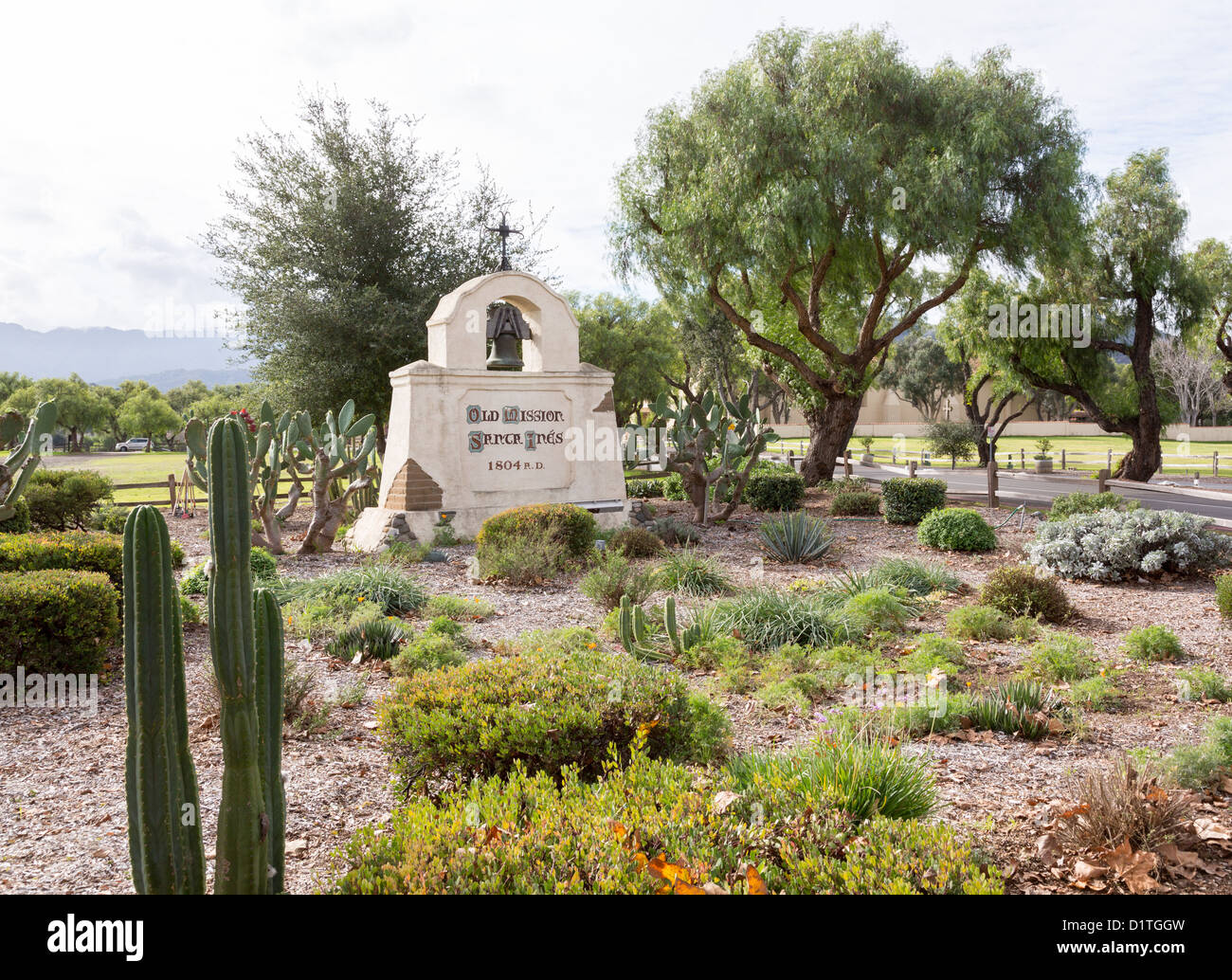 Mission Santa Ines in California außen an sonnigen Tag mit Wolken Stockfoto