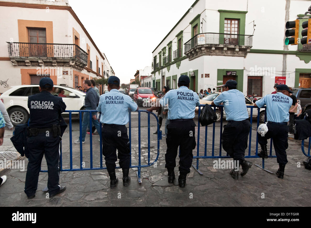 unbewaffnete Hilfspolizei Stadtpolizei mit Kontrolle von Menschenmengen auf 2012 unterstützen Oaxaca Rettich Festival Oaxaca de Juárez, Mexiko Stockfoto