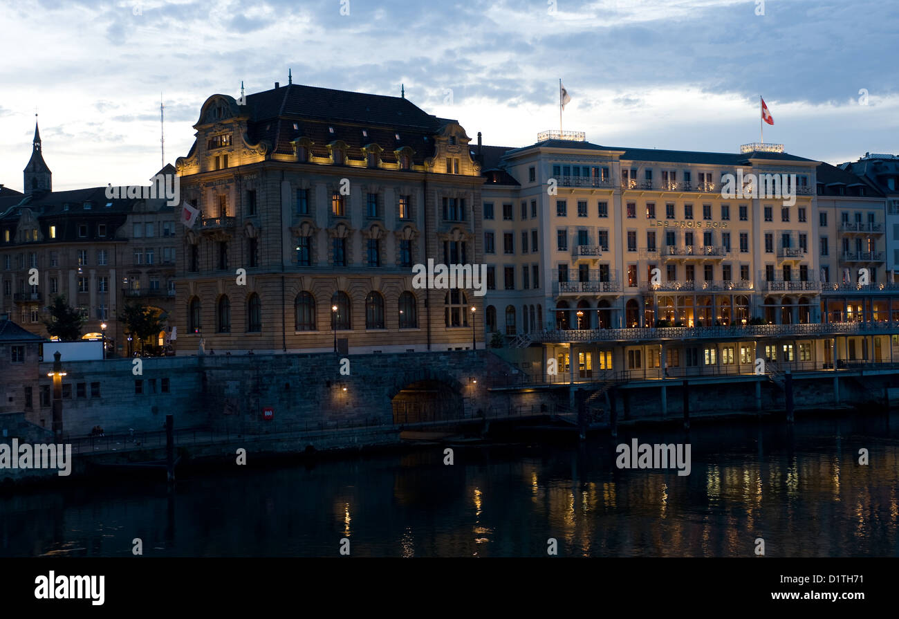 Basel, Schweiz, am Rhein mit dem berühmten Hotel Des Trois Rois-Abend Stockfoto
