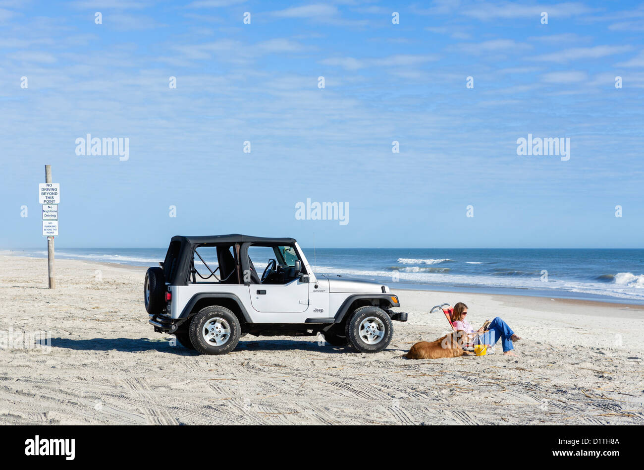 Junge Frau und ihr Hund sitzen ein Jeep Wrangler, Seaside Park Beach, Fernandina Beach, Amelia Island, Florida, USA Stockfoto