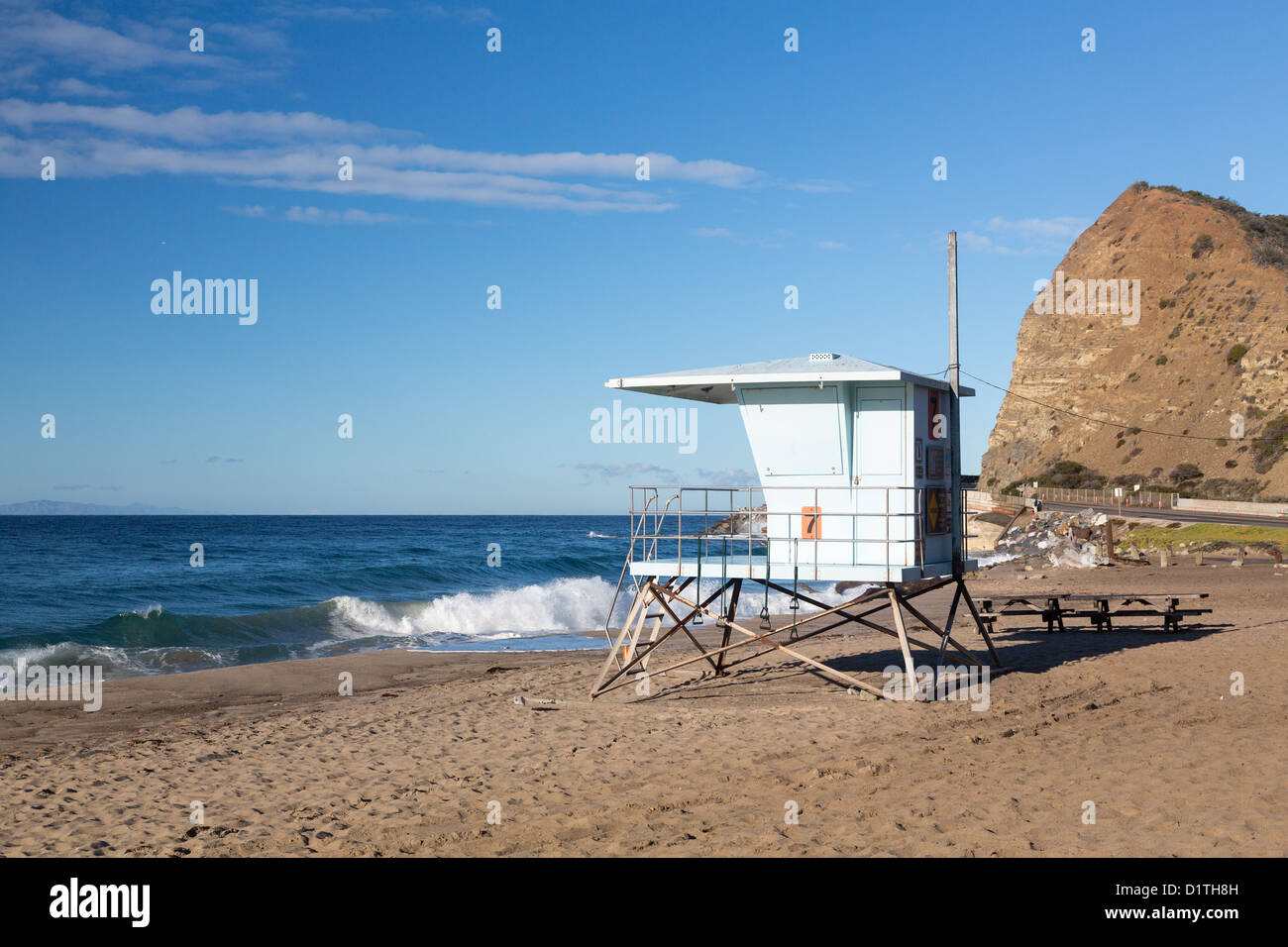 Blaue Rettungsschwimmer-Hütte am Sycamore Canyon Strand in Südkalifornien Stockfoto
