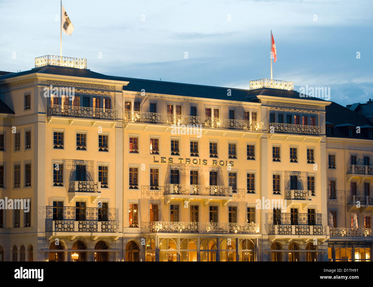 Basel, Schweiz, das berühmte Hotel Des Trois Rois-Abend Stockfoto