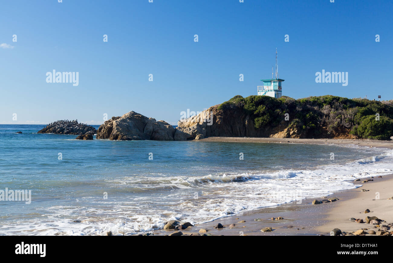 Blaue Rettungsschwimmer-Hütte am Leo Carrillo State Beach in Süd-Kalifornien, USA Stockfoto