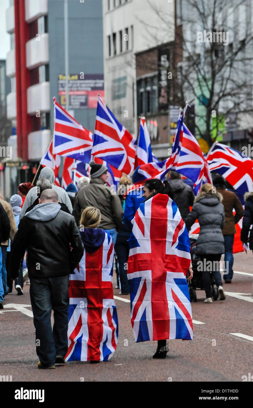 5. Januar 2013. Belfast, Nordirland - über 1000 Gewerkschafter besuchte einen friedlichen, aber angespannten, Protest in Belfast. Straßen wurden für rund 60 Minuten, während die Demonstranten schwenkten Union Fahnen und jubelten geschlossen.  Die Proteste folgen die Entscheidung am Anfang Dezember, die Anschluß-Markierungsfahne nur über Belfast City Hall würde auf "bezeichneten 15 Tage geflogen werden". Stockfoto