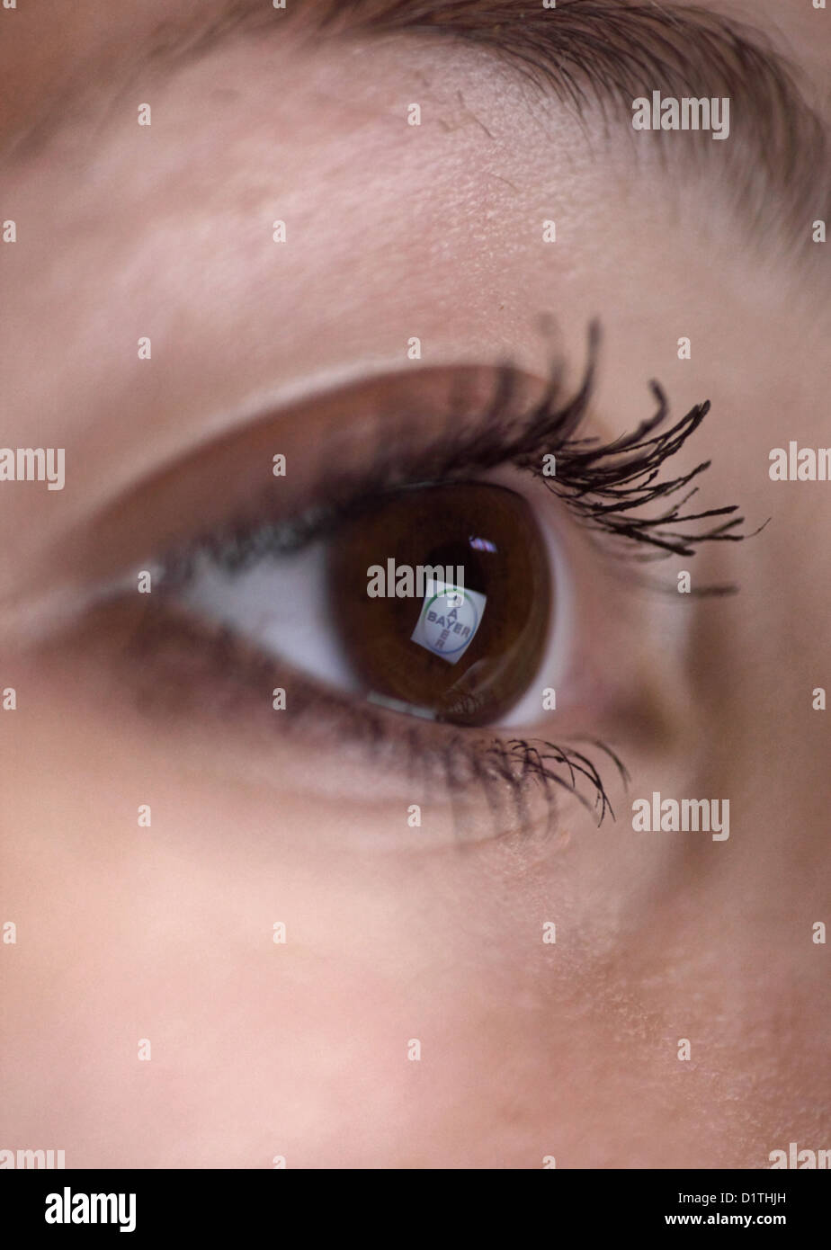 Berlin, Deutschland, Spiegelung der Bayer-Logo in die Augen einer Frau Stockfoto