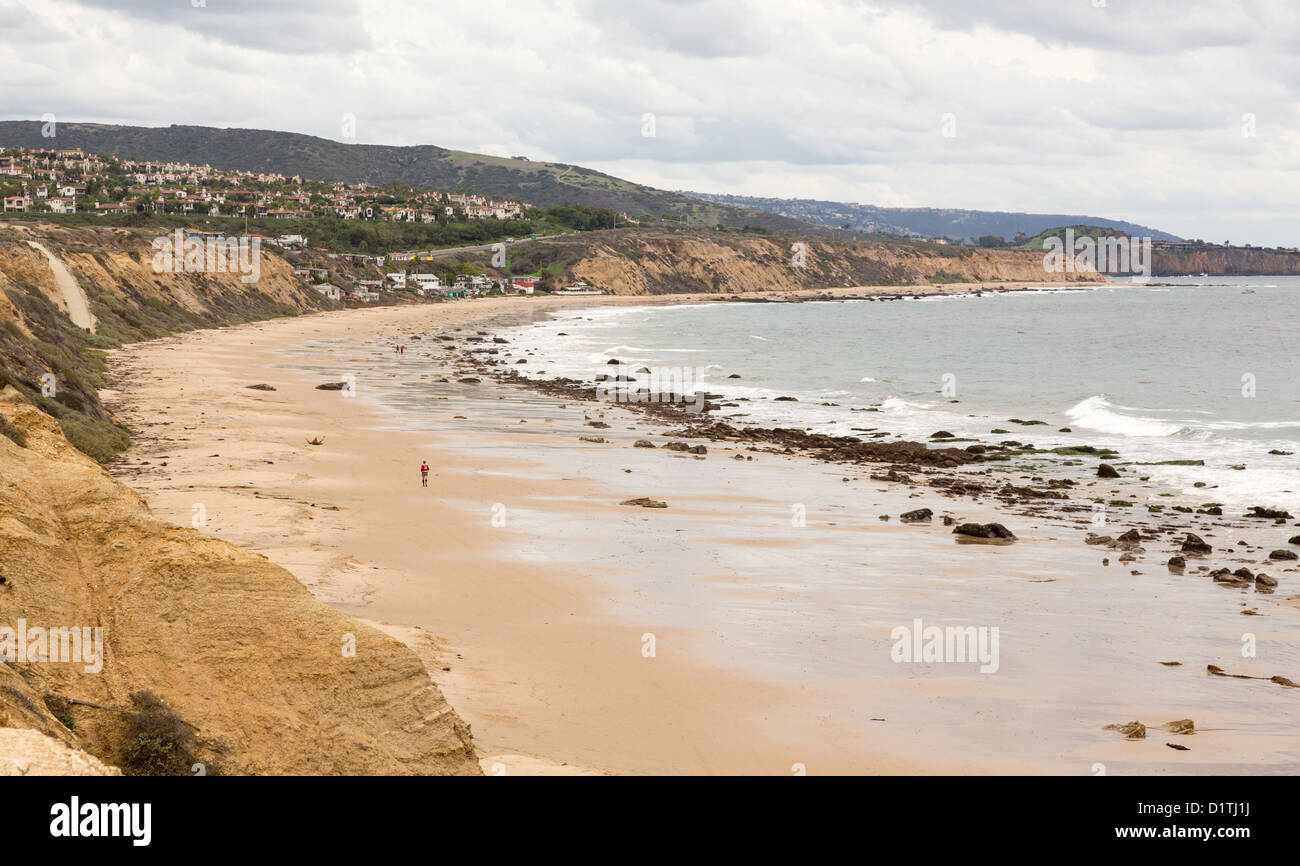 Mann zu Fuß am Strand in Crystal Cove Newport Beach Kalifornien Stockfoto