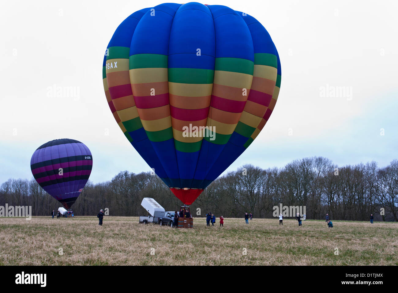 Samstag, 5. Januar 2013, Wiltshire, UK. Luftballons bereiten für Flug an der 41. Annual International Eiszapfen Ballon gerecht zu werden. Die Veranstaltung findet im Januar jedes Jahres im Süden von England, dieses Jahr am Savernake Forest, Marlborough, Wiltshire, Warren Farm. Bild © Danny Callcut Stockfoto