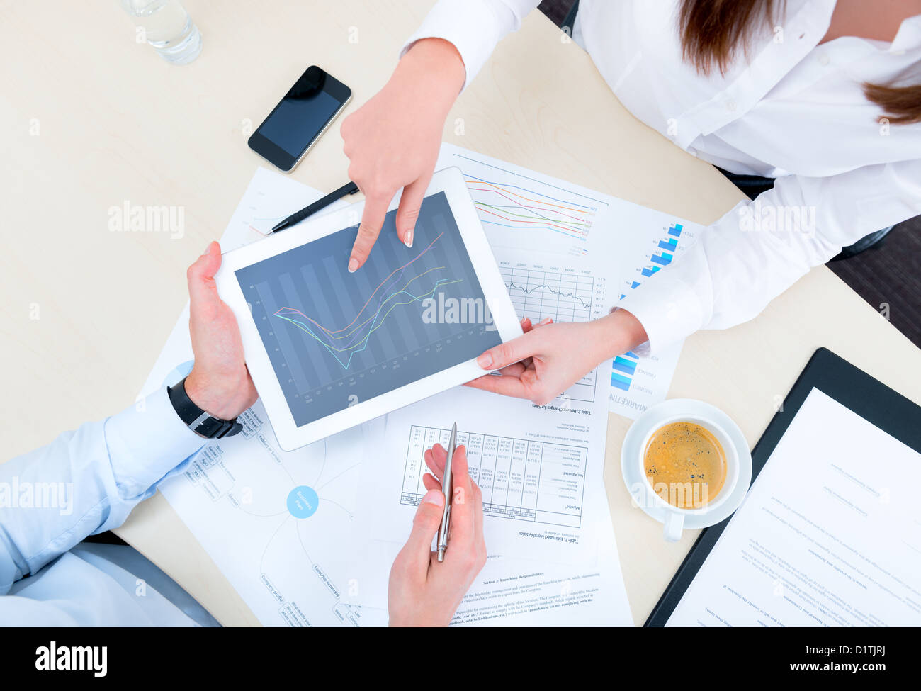 Geschäftsmann mit Finanzanalyst Business Development Strategieprojekt diskutieren und mit modernen digital-Tablette mit Diagramm. Stockfoto