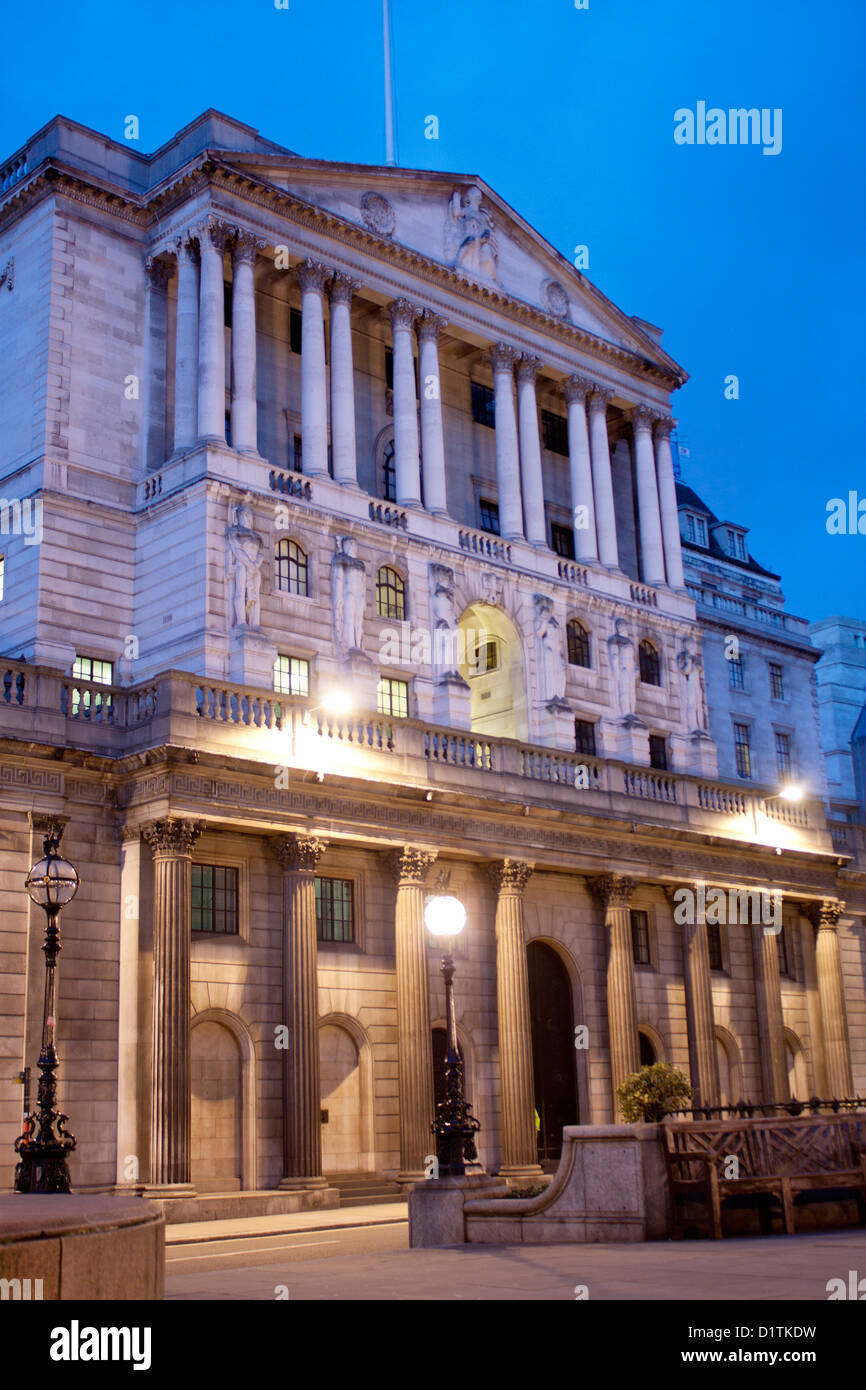 Die Hauptfassade der Bank of England in der Nacht / Dämmerung / Dämmerung der City of London England UK Stockfoto