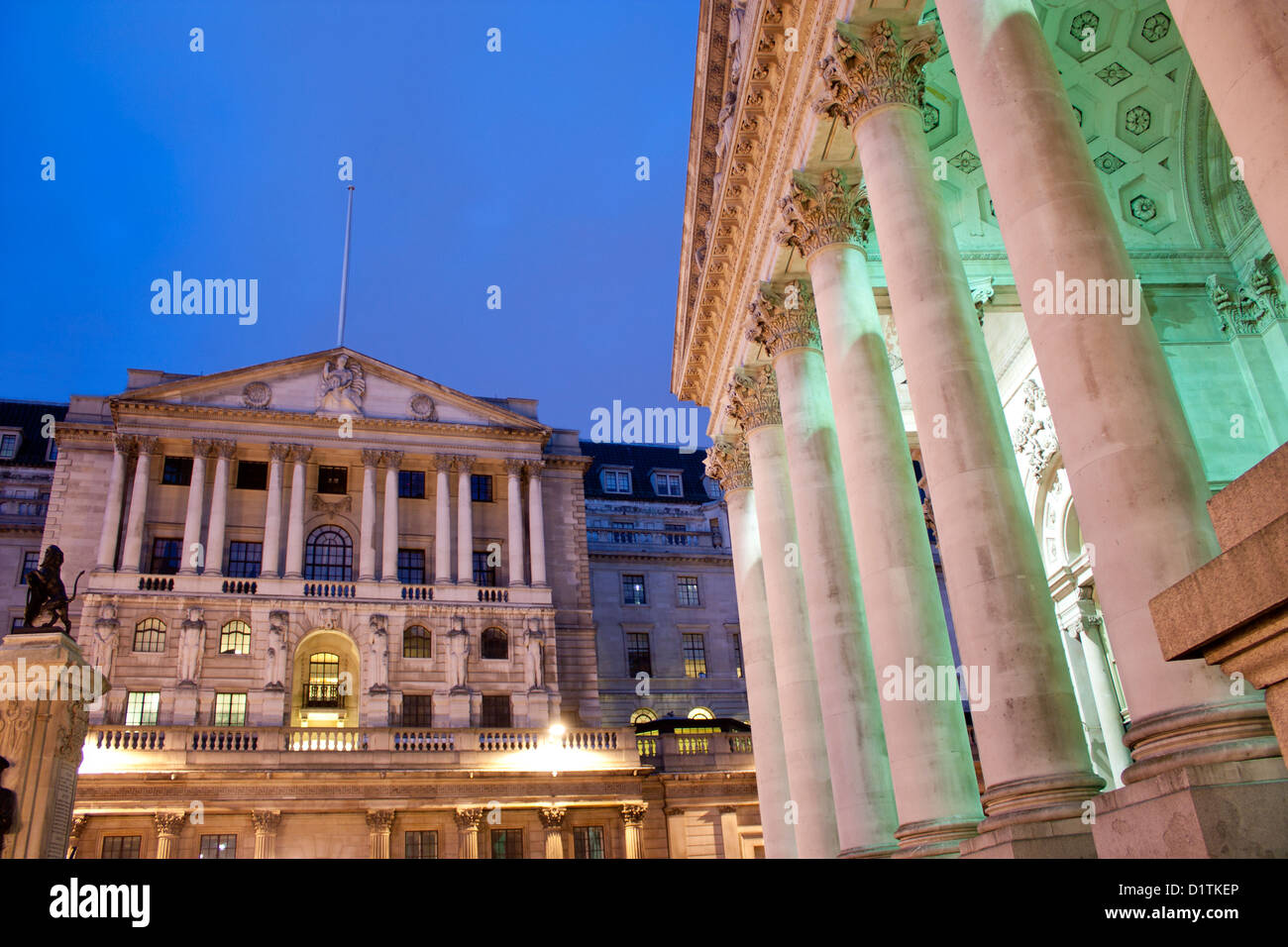 Die Bank of England Gebäude Hauptfassade in der Nacht / Dämmerung / Dämmerung der City of London England UK Stockfoto