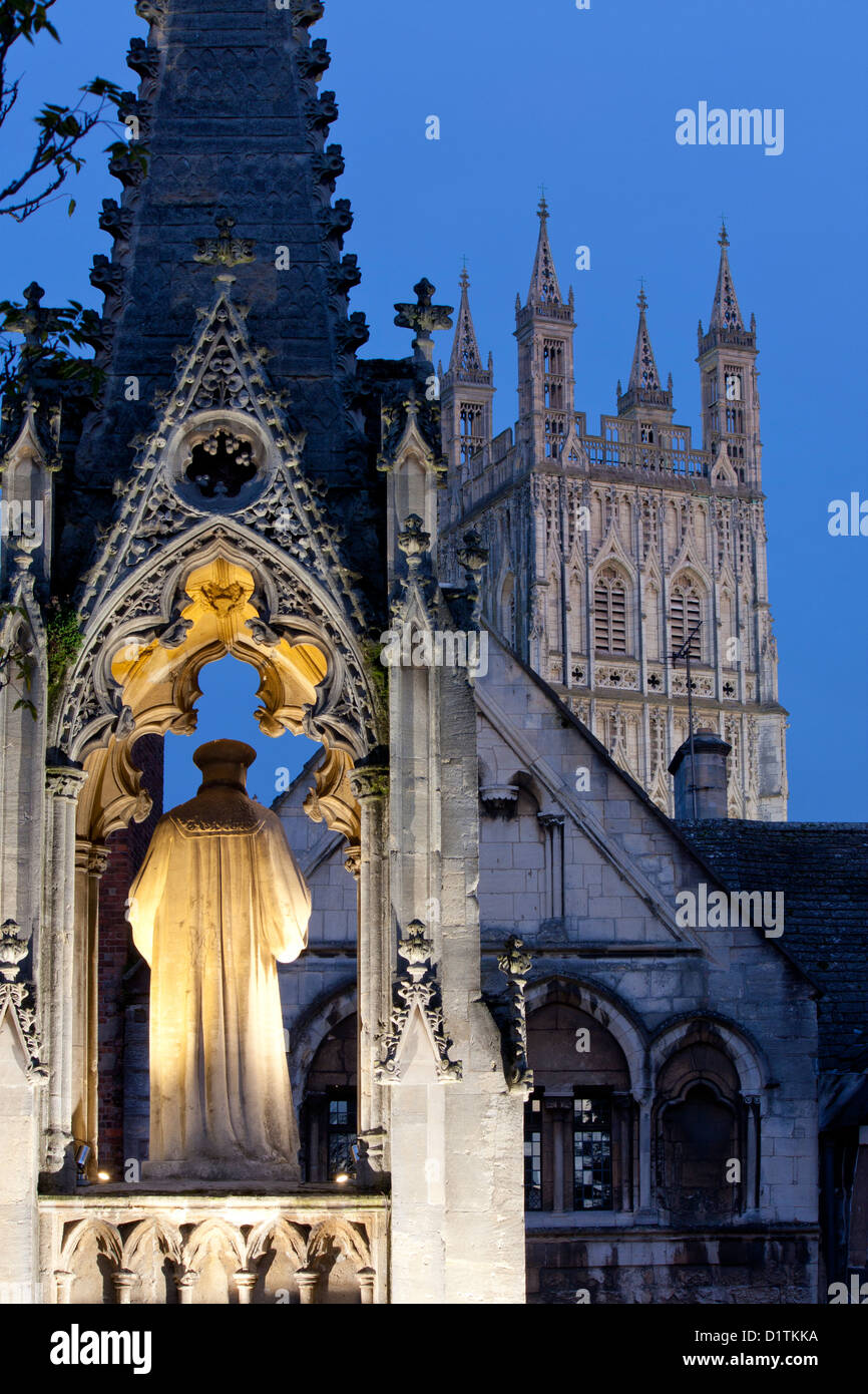 Kathedrale von Gloucester Mittelturm in der Dämmerung / Dämmerung / Nacht mit Statue im Vordergrund Gloucestershire England UK Stockfoto