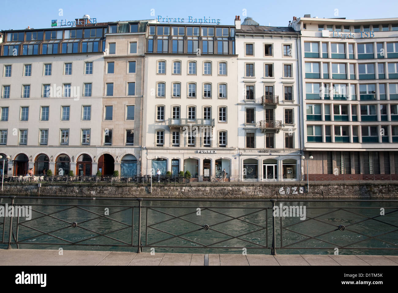 Gebäude auf der Rhone; Genf; Schweiz; Europa Stockfoto