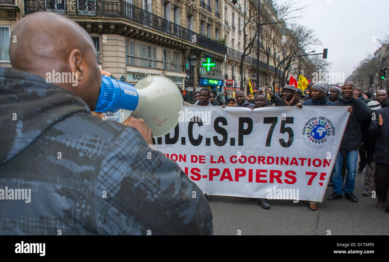 Paris, Frankreich, Flüchtlinge ohne Papiere („Sans Papiers“), die gegen die französische Regierung protestieren, afrikanische Einwanderer, die mit Bannern marschieren, führende Parolen mit Megaphone, Arbeitsmigranten, öffentliche Proteste für Arbeitnehmerrechte, Rechte von Einwanderern, Demonstranten multirassischer Menschenrechte Stockfoto