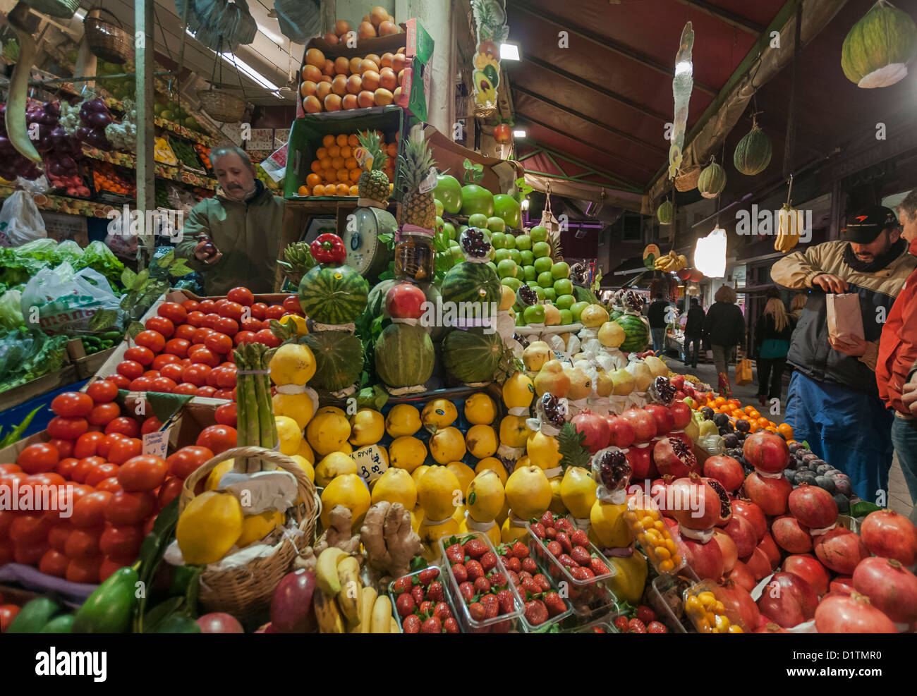 Obst und Gemüse auf einem Marktstand in Beyoglu, Istanbul, Türkei Stockfoto