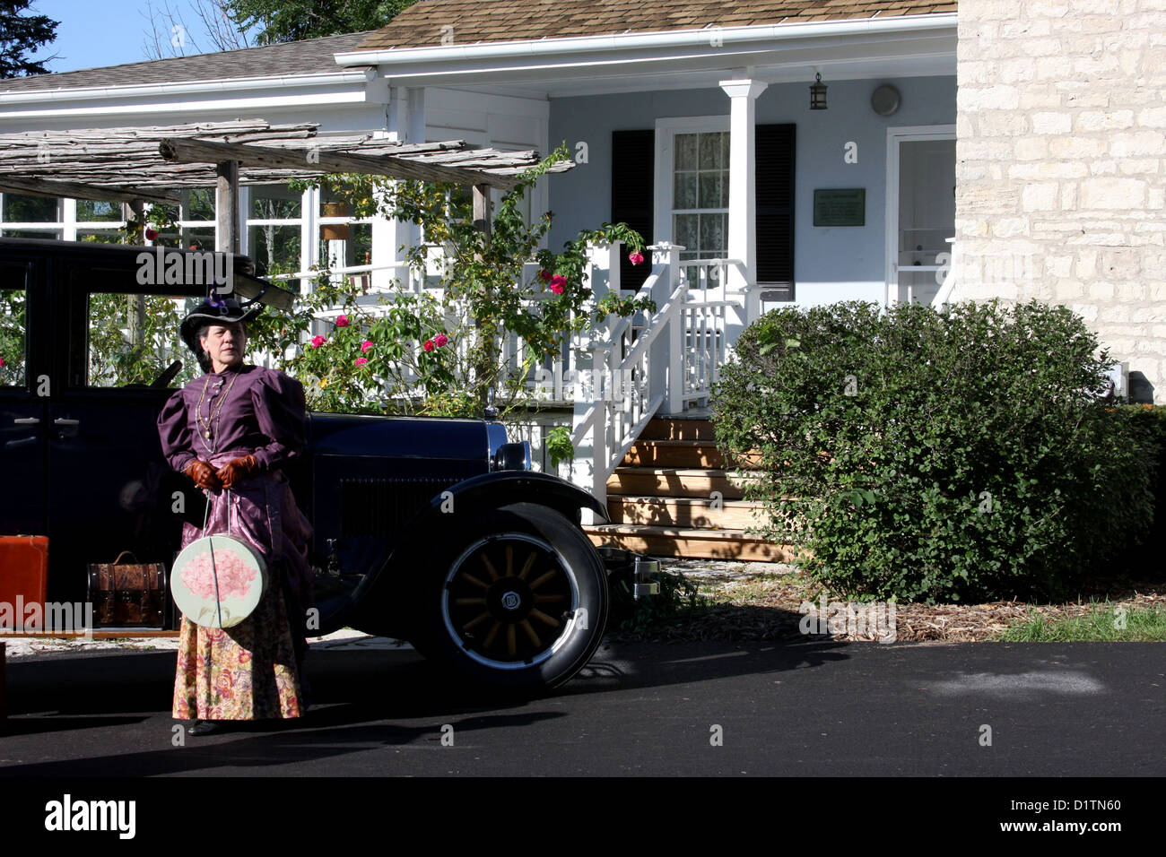 Eine Frau, die durch ein 1925 Dodge Brothers Automobil gestellt Stockfoto