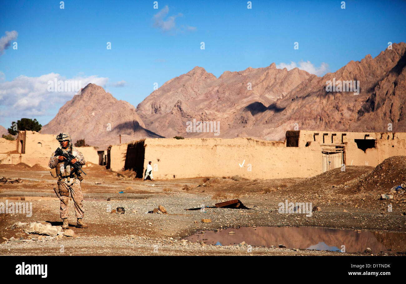 Ein US-Marine wacht während einer Sicherheitspatrouille auf Forward Operating Base jetzt Zad 18. Dezember 2012 in der Provinz Helmand, Afghanistan. Stockfoto