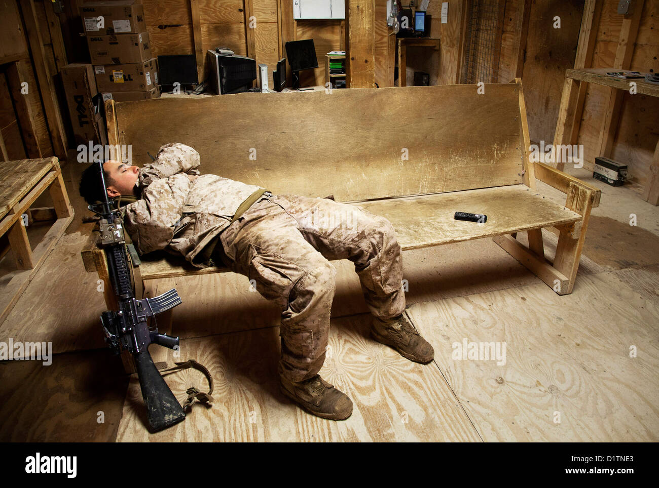 Ein US-Marine nimmt ein Nickerchen nach einer Patrouille in der Moral Wohlbefinden und Erholung Mitte auf Forward Operating Base jetzt Zad 17. Dezember 2012 in der Provinz Helmand, Afghanistan. Stockfoto