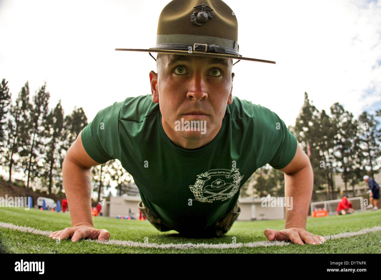 US Marine Drill Instructor Sgt. Mathew Lee übernimmt Push-up-Position 1. Januar 2013 in Santa Ana, Kalifornien. Stockfoto
