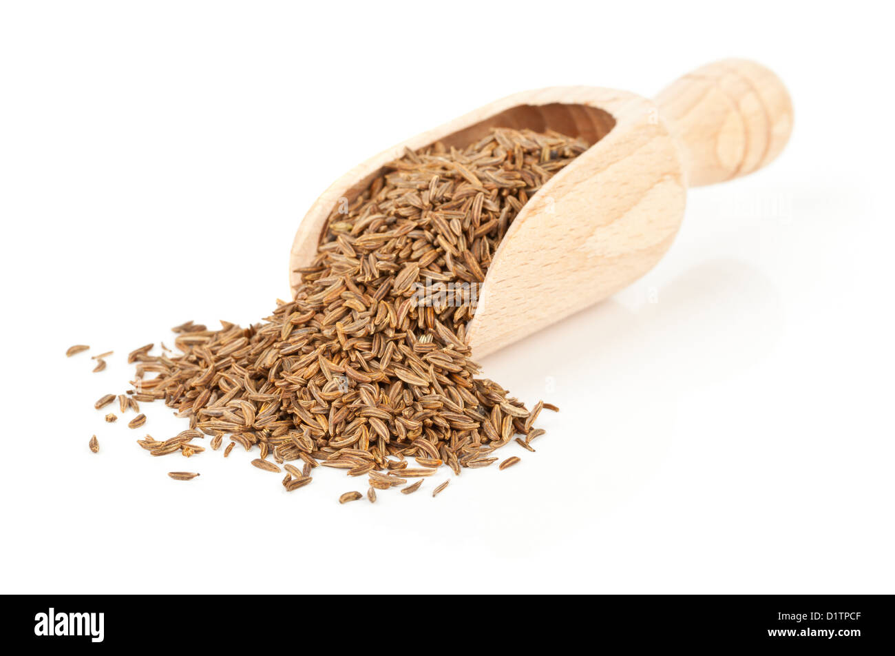 Kümmel / Kreuzkümmel Samen in hölzerne Schaufel auf weißem Hintergrund Stockfoto