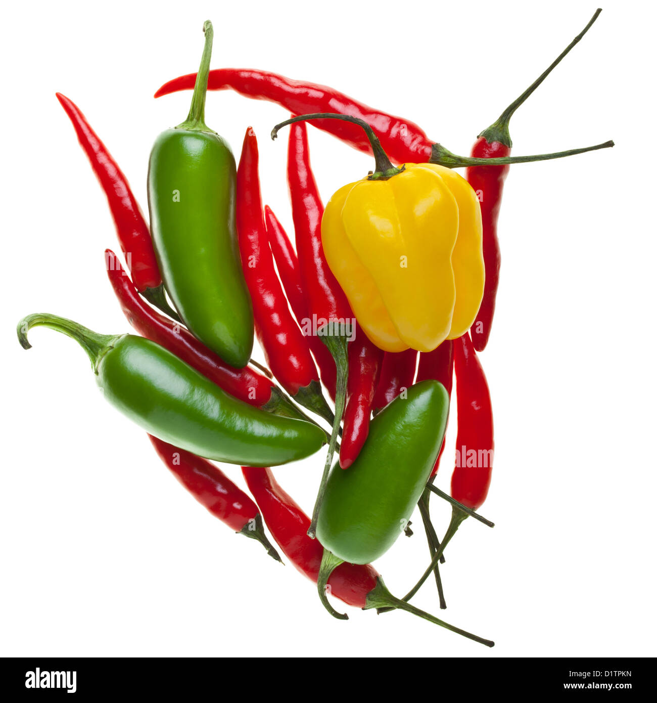 Haufen von Rawit, Habanero und Jalapeno Chilis isoliert auf weißem Hintergrund Stockfoto