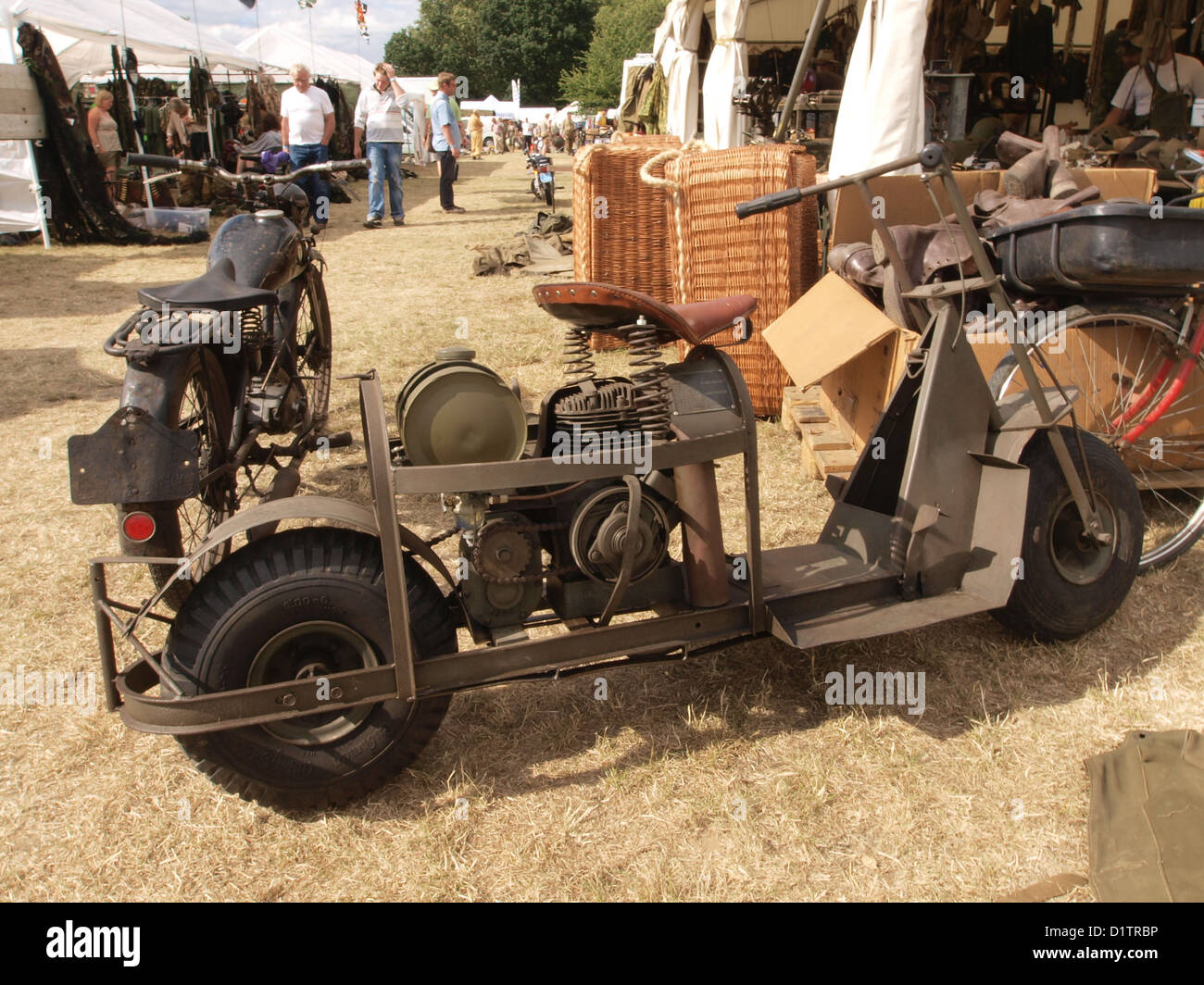 Der Cushman Model 53 Airborne Scooter ist ein kleiner, militärischer Roller, der von der US Army während des Zweiten Weltkriegs eingesetzt wurde. Es wurde für den Einsatz in der Luft entwickelt und bietet Mobilität und Transport in militärischen Umgebungen. Stockfoto