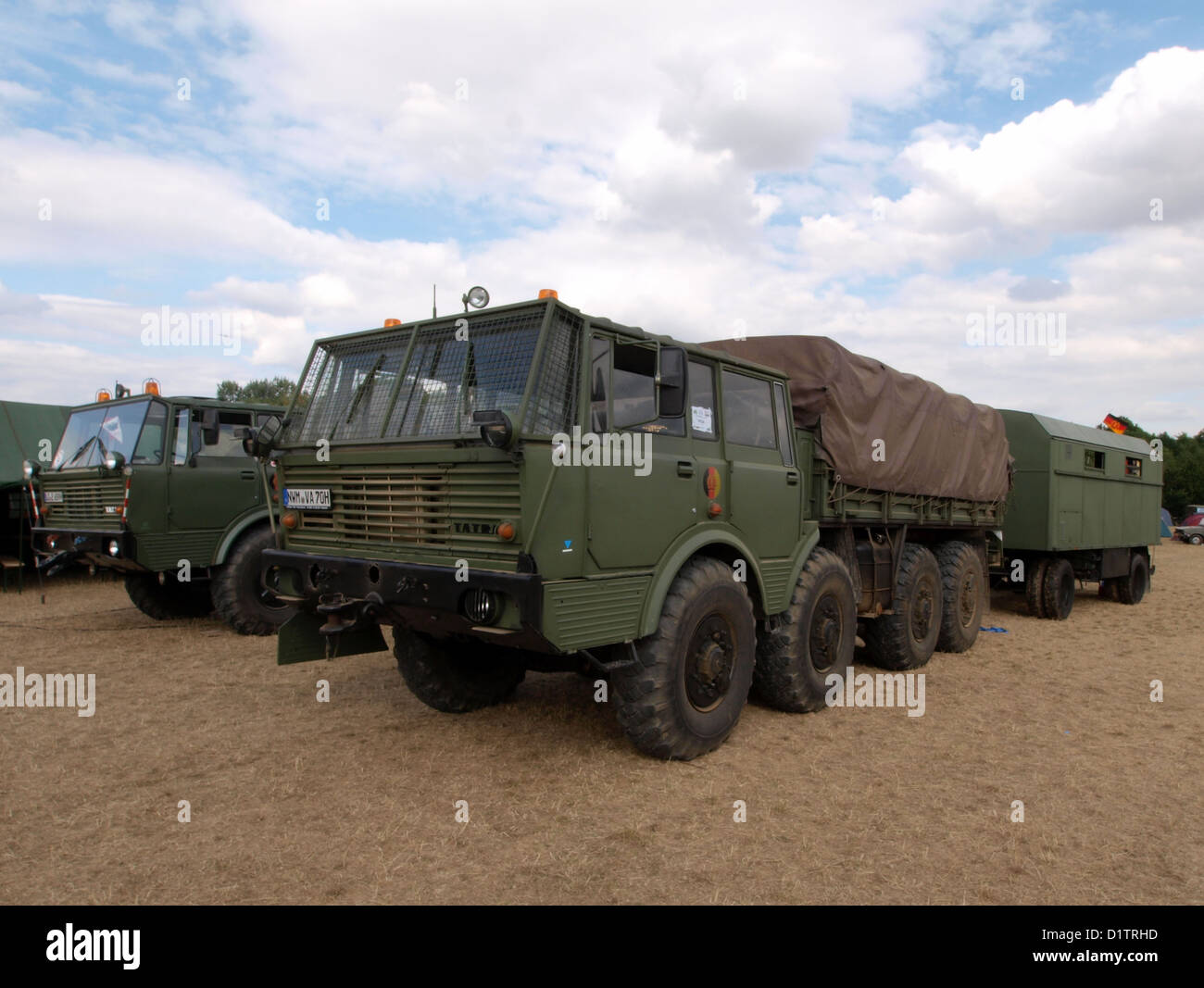 Die Tatra 813, die auf der Kriegs- und Friedensschau gezeigt wird, ist ein Militärfahrzeug für schwere Transporte und mit Raketensystemen ausgestattet. Es dient als taktisches Transport- und Unterstützungsfahrzeug für militärische Operationen. Stockfoto