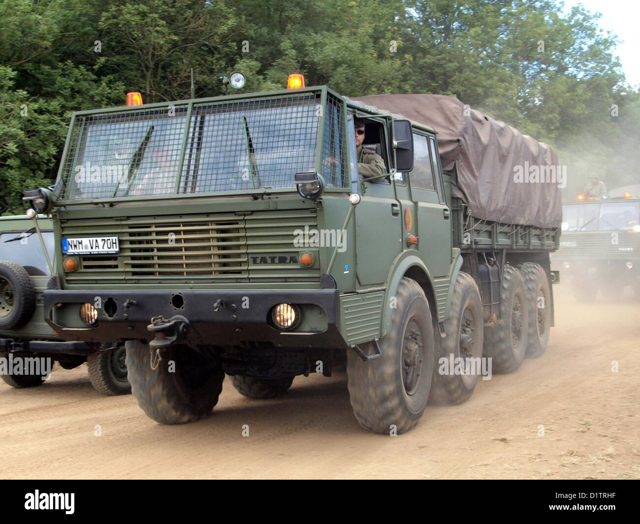 Das Militärfahrzeug Tatra 813, das auf der Kriegs- und Friedensschau ausgestellt wurde, ist für den Raketentransport ausgerüstet und verfügt über einen gepanzerten Schutz. Sie dient als Schlüsselbeispiel für Militärtechnik und Kriegstransport. Stockfoto
