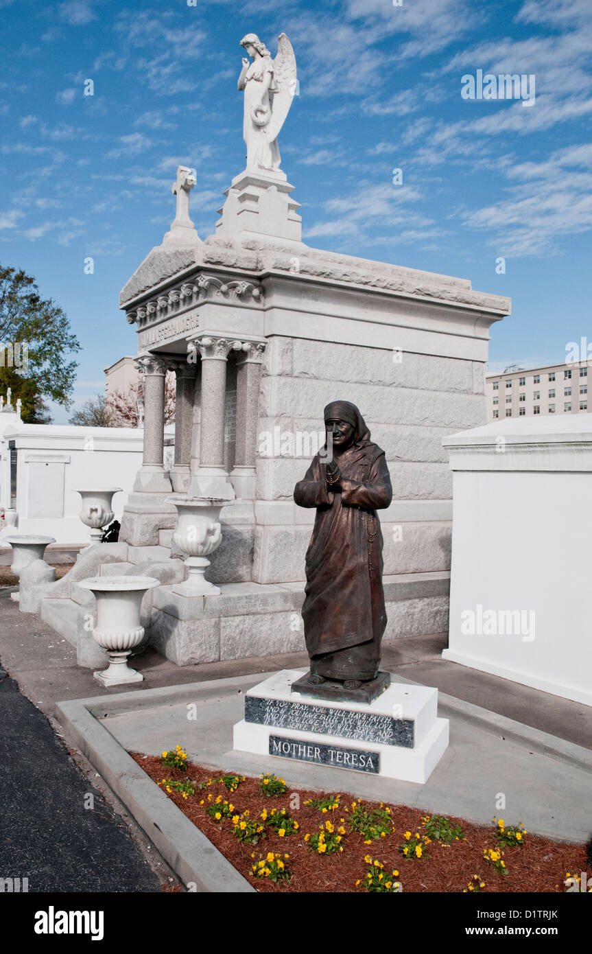 Skulptur von Mutter Theresa am Eingang zum Friedhof, St. Louis Friedhof Nummer 3, New Orleans, Louisiana, USA Stockfoto