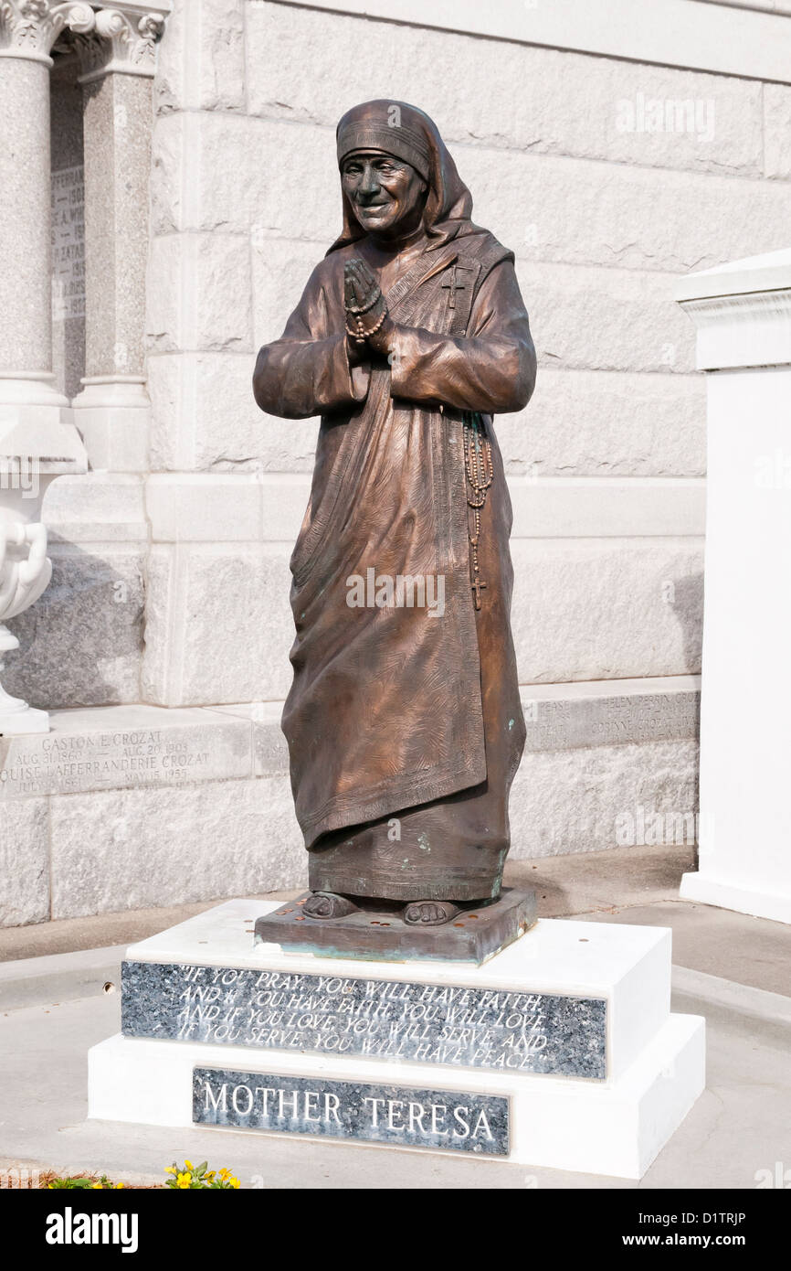 Skulptur von Mutter Theresa, St. Louis Friedhof Nr. 3, New Orleans, Louisiana, USA Stockfoto