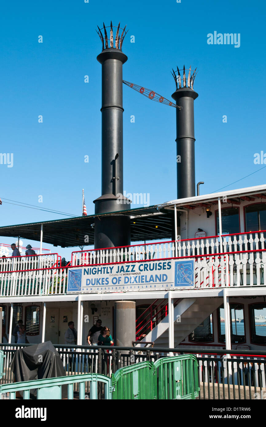 Hohe schwarze Rohr von Steamboat, Authentic cruise Dampfschiff Natchez, New Orleans, Bundesstaat Louisiana, USA, Nordamerika, Stockfoto