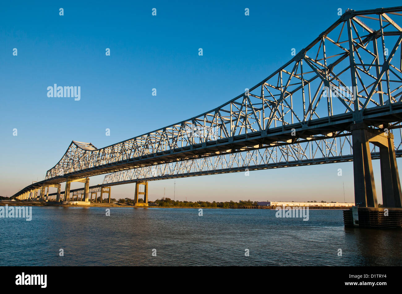 Die Crescent City Connection, größere New Orleans Brücke, New Orleans, Bundesstaat Louisiana, USA, Nordamerika Stockfoto