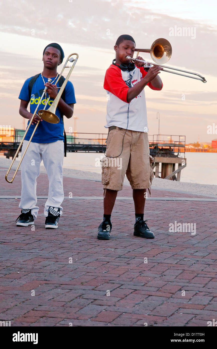 Zwei Jungen Posaunisten auf Mississippi Coast gespielt, New Orleans, Louisiana, USA, Nordamerika, Stockfoto