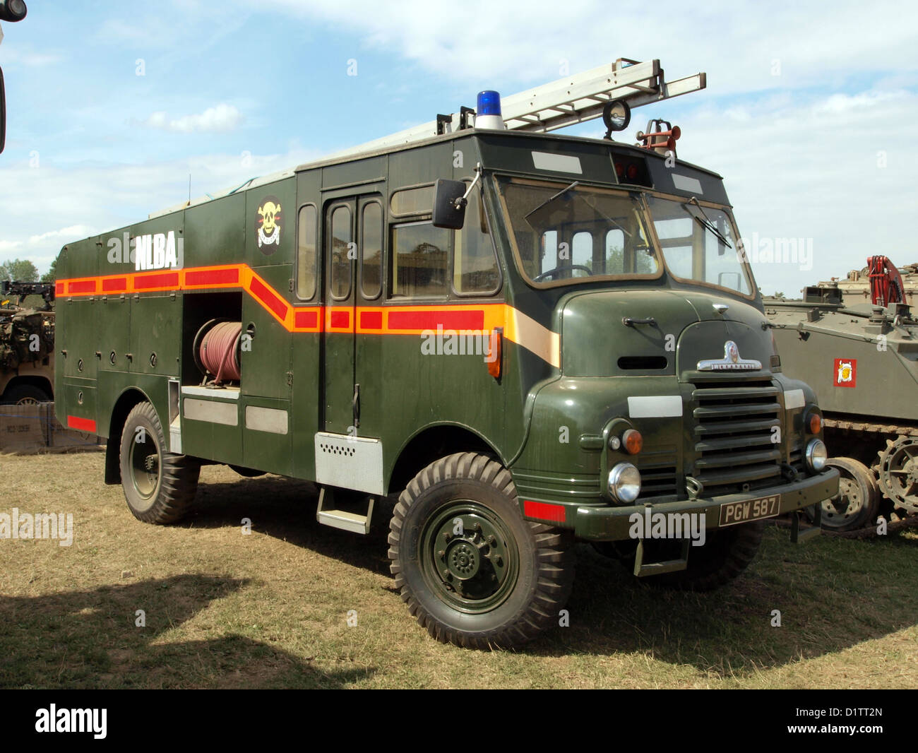 Die war and Peace Show in Bedford zeigt die Green Goddess, ein militärisches Feuerwehrauto, das neben anderen militärischen Fahrzeugen und Ausrüstung ausgestellt wird, die während des Krieges verwendet werden. Stockfoto