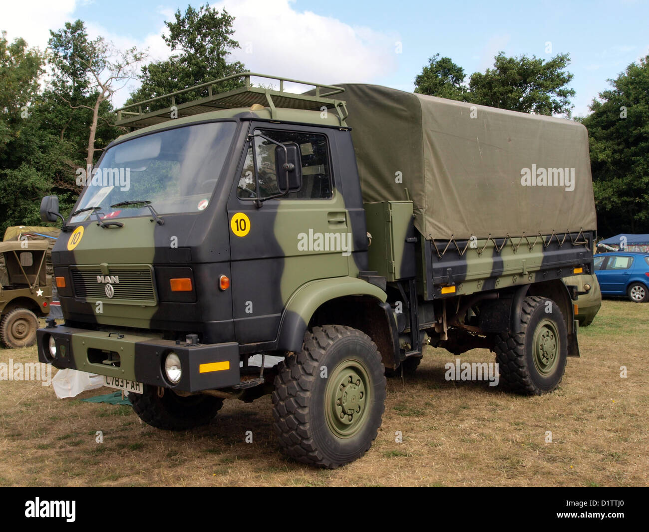 Der man 8,136 Fae 4x4 Army Military Truck, der in der war and Peace Show gezeigt wurde, ist ein robustes militärisches Transportfahrzeug, das für verschiedene Verteidigungsaufgaben eingesetzt wird. Bekannt für seine Geländegängigkeit, wird es für den Transport von Truppen und Vorräten verwendet. Stockfoto