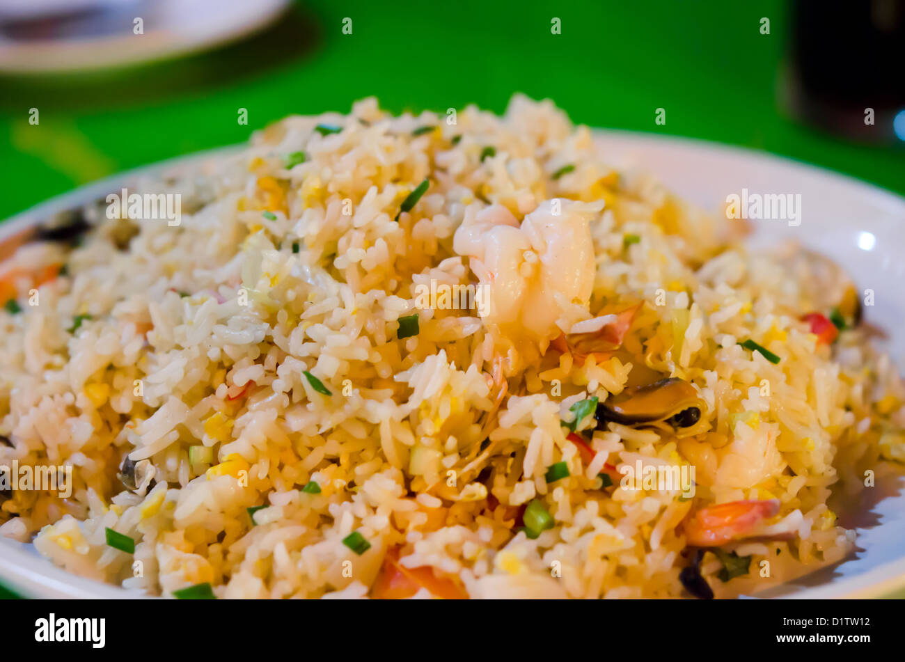 Gebratener Reis und Garnelen, asiatische Küche. Stockfoto