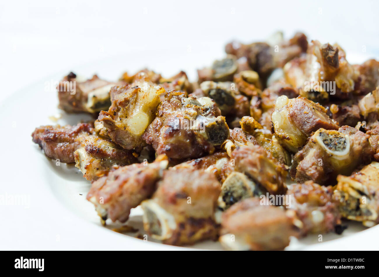 Gebratenes Schweinefleisch Spareribs mit Knoblauch und Pfeffer Stockfoto