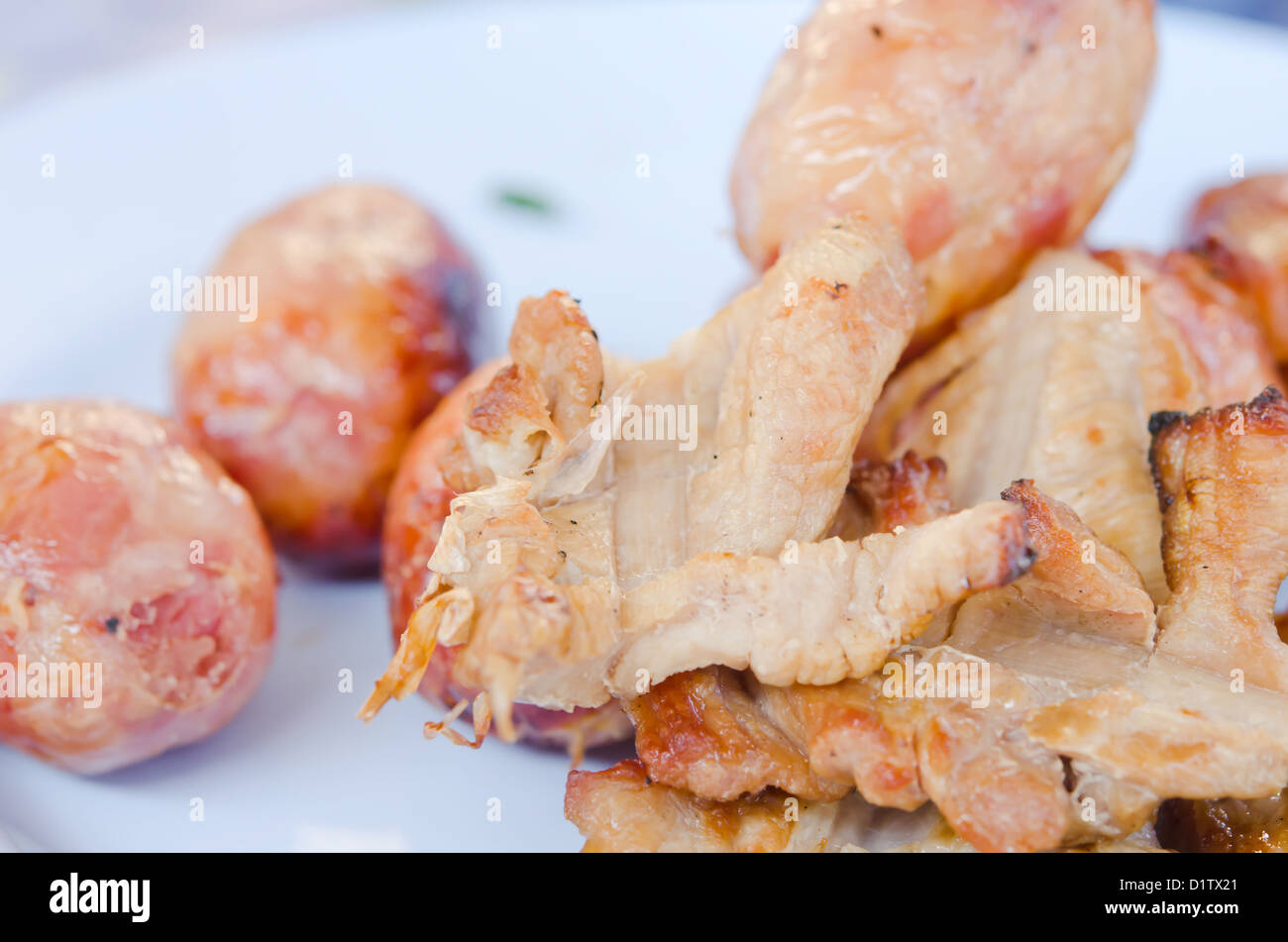 Gegrilltes Schweinefleisch und Thai Style Wurst auf Platte Stockfoto