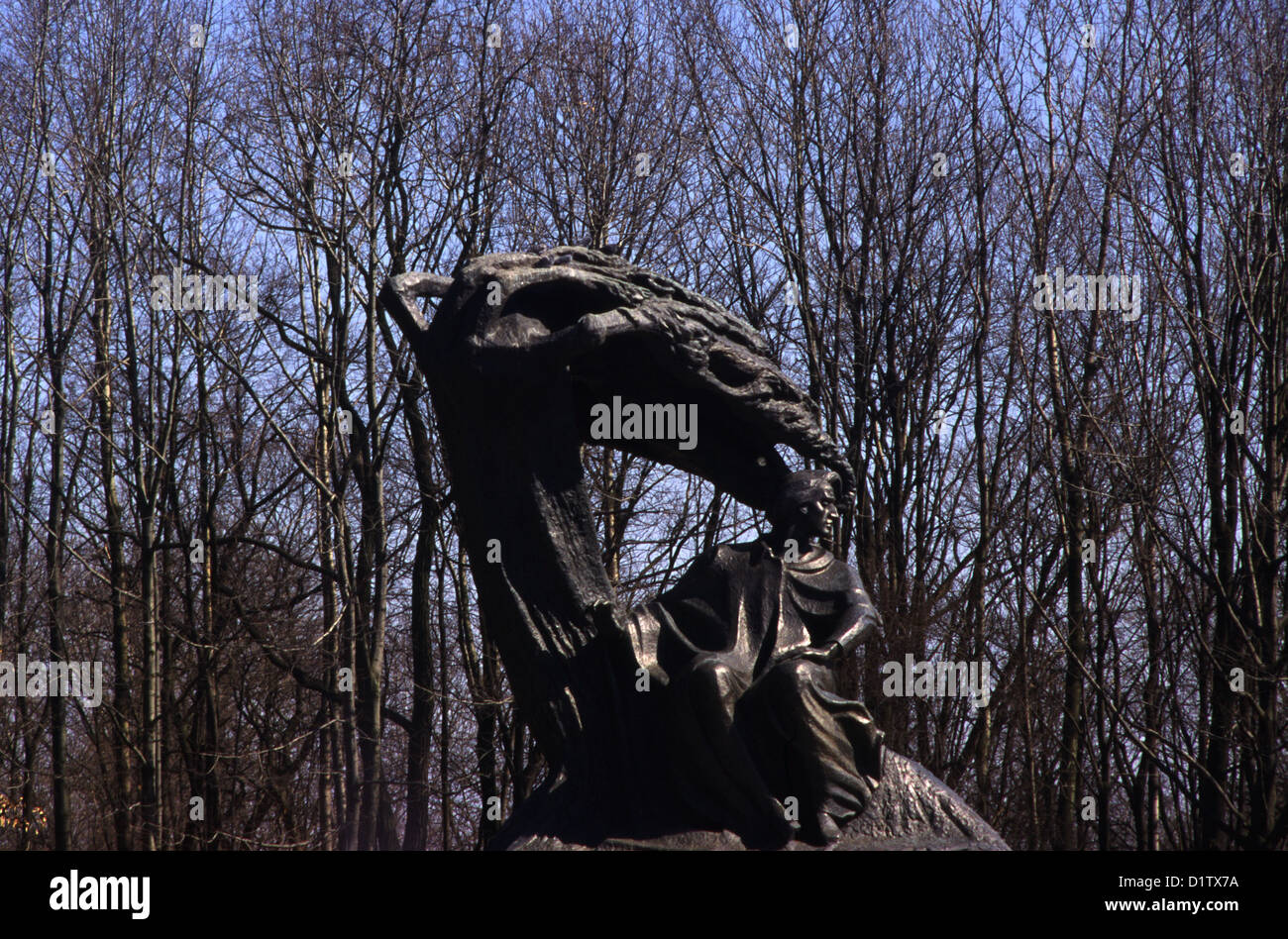 Eine große Bronzestatue zeigt den berühmten polnischen Komponisten Frédéric Chopin, der unter einer stilisierten Trauerweide sitzt, die von Wacław Szymanowski im Lazienki-Park Warschau entworfen wurde. Das Denkmal wurde ursprünglich 1926 enthüllt, aber 1940 von den Nazis zerstört; 1958 wurde eine Replik aus der ursprünglichen Form enthüllt. Stockfoto