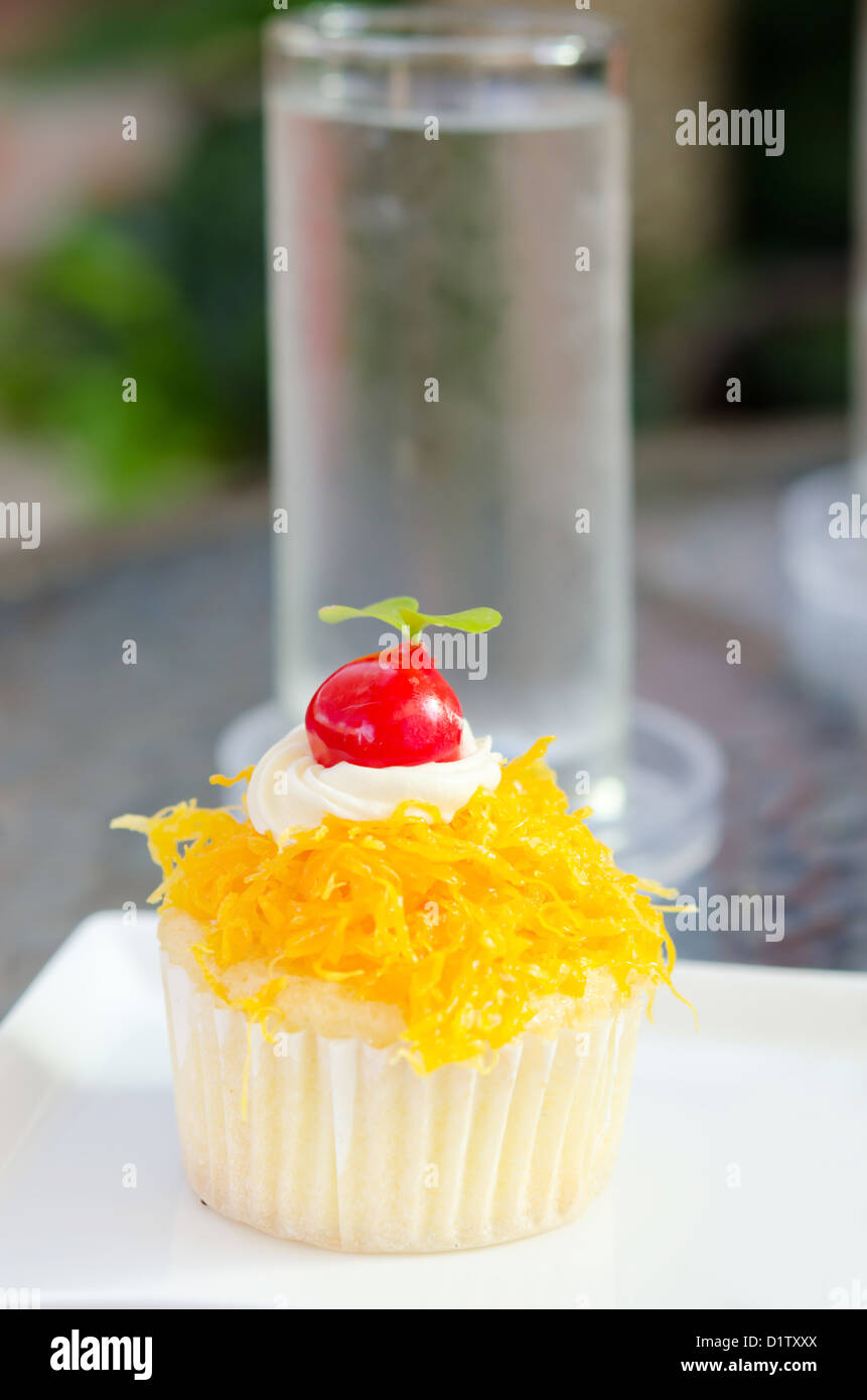 Thai Zuckerbrot oder Anruf es "Kuchen Foi Tanga" vor Wasser Glas Stockfoto