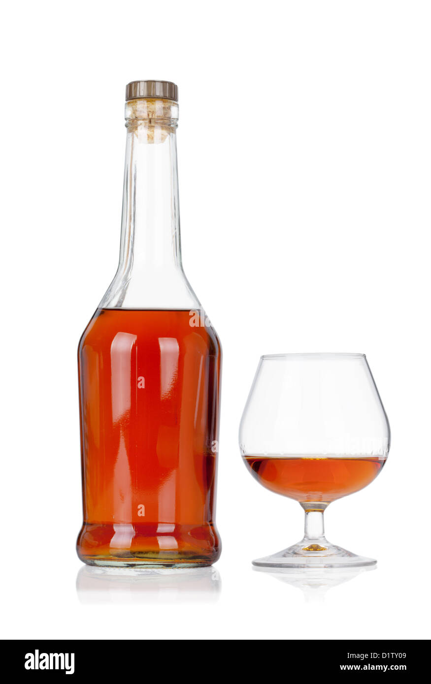 Weinbrand Flasche mit Glas isoliert auf weißem Hintergrund Stockfoto