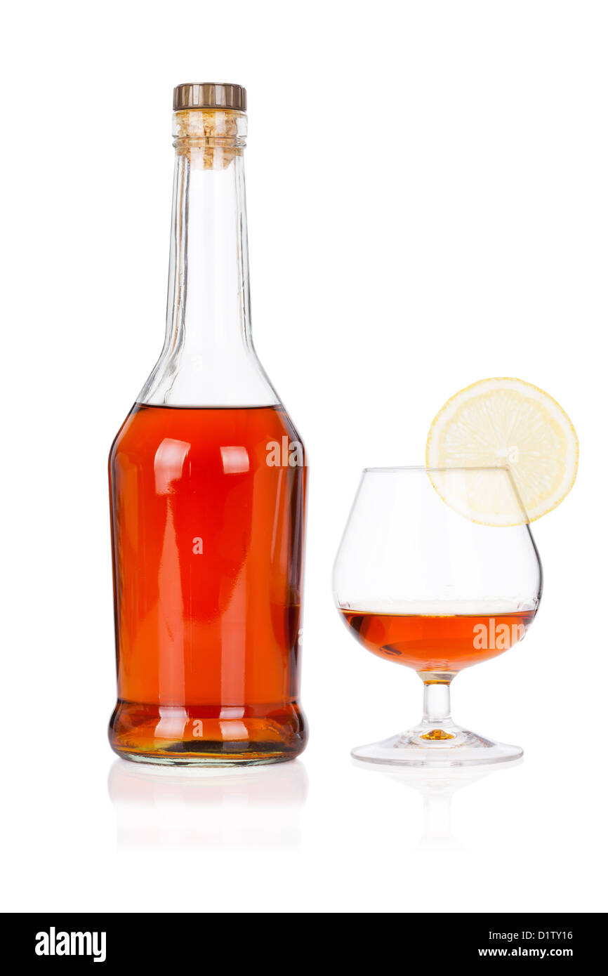 Weinbrand Flasche mit Glas und Zitrone isoliert auf weißem Hintergrund Stockfoto