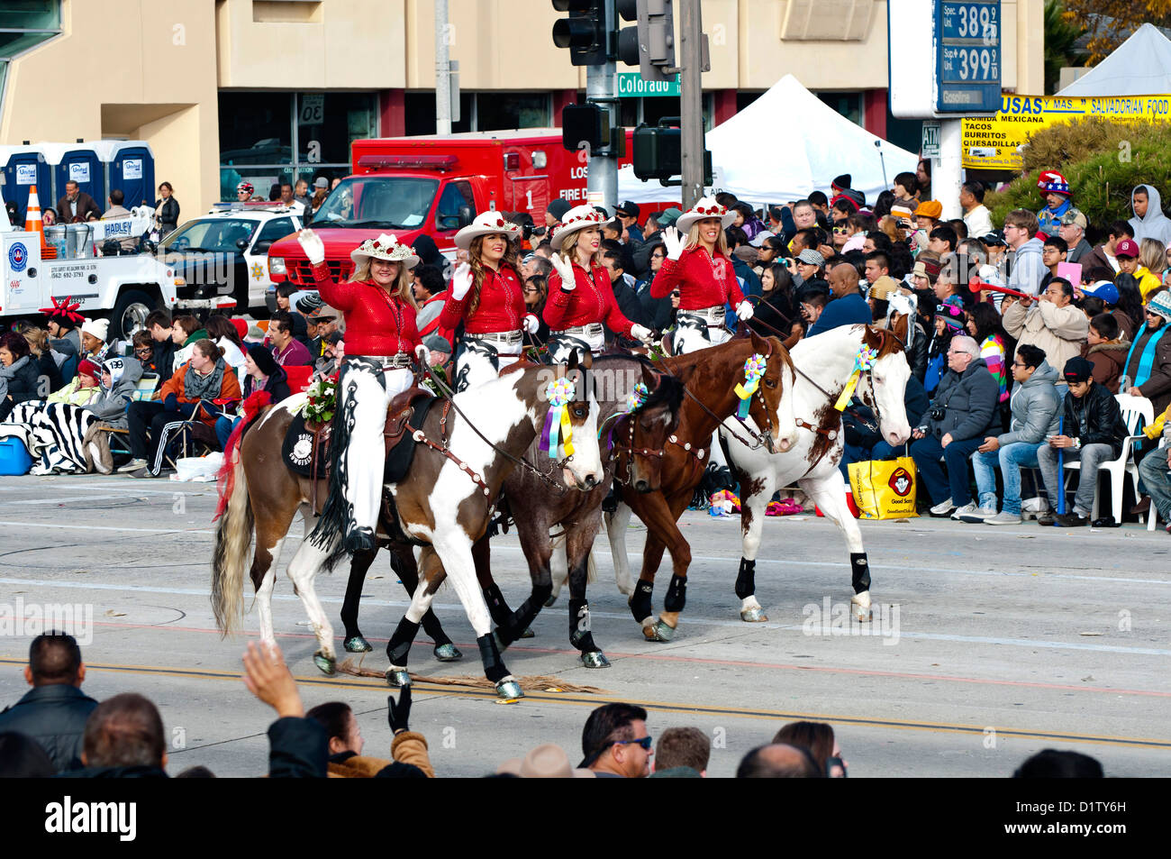 Norco Cowgirls Rodeo Bohrer, 124. Rose Parade in Pasadena, Kalifornien, Dienstag, 1. Januar 2013. Stockfoto