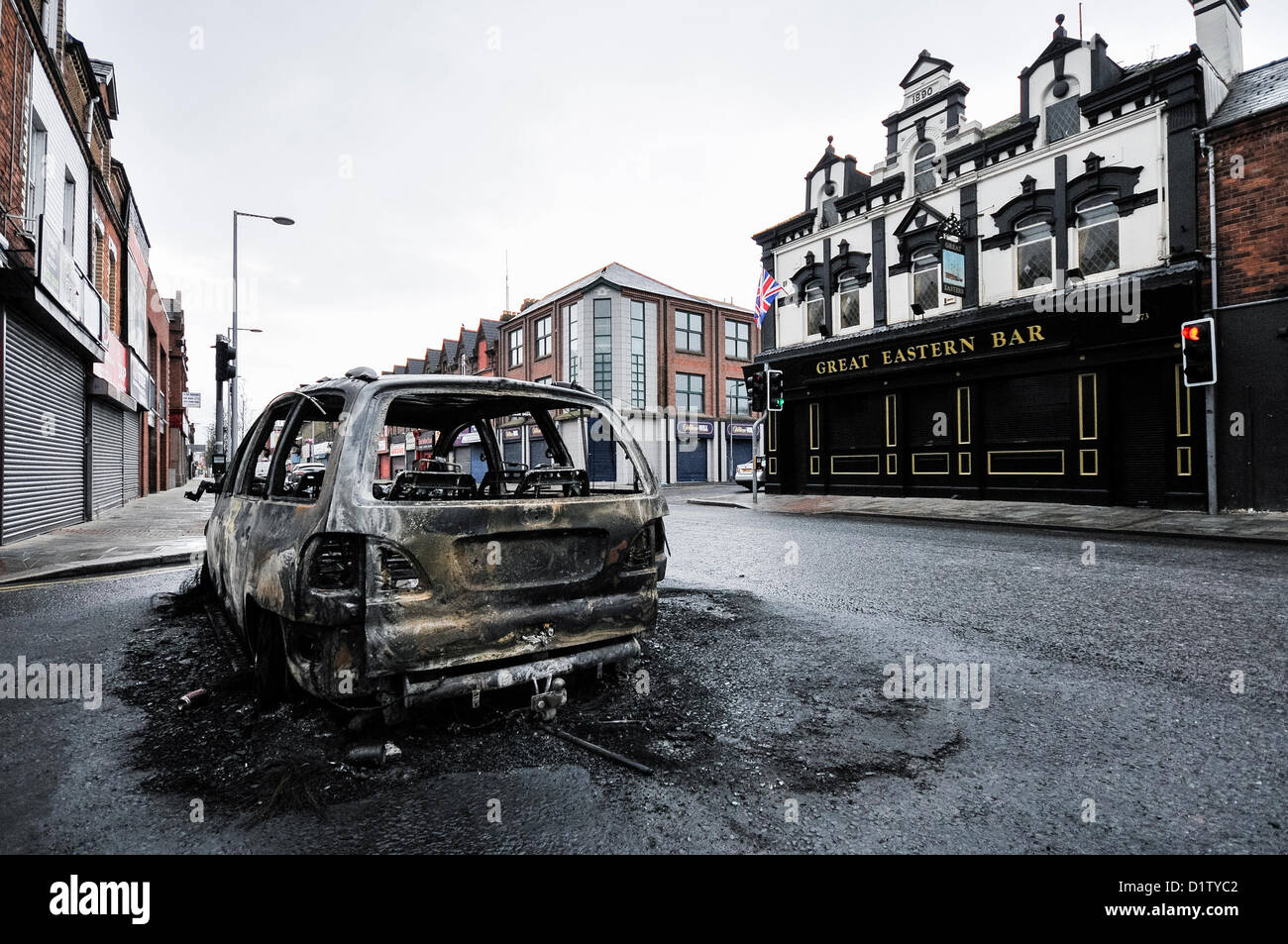 6. Januar 2013, Belfast, Nordirland - Ein ausgebrannt Auto bleibt auf der Newtownards Road im Osten Belfast nach einer Nacht der Ausschreitungen von mehr als 300 Personen. Alamy Leben Nachrichten. Stockfoto